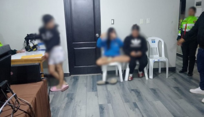 Detienen a dos tenderas extranjeras por hurtar prendas de vestir, en Las Américas 